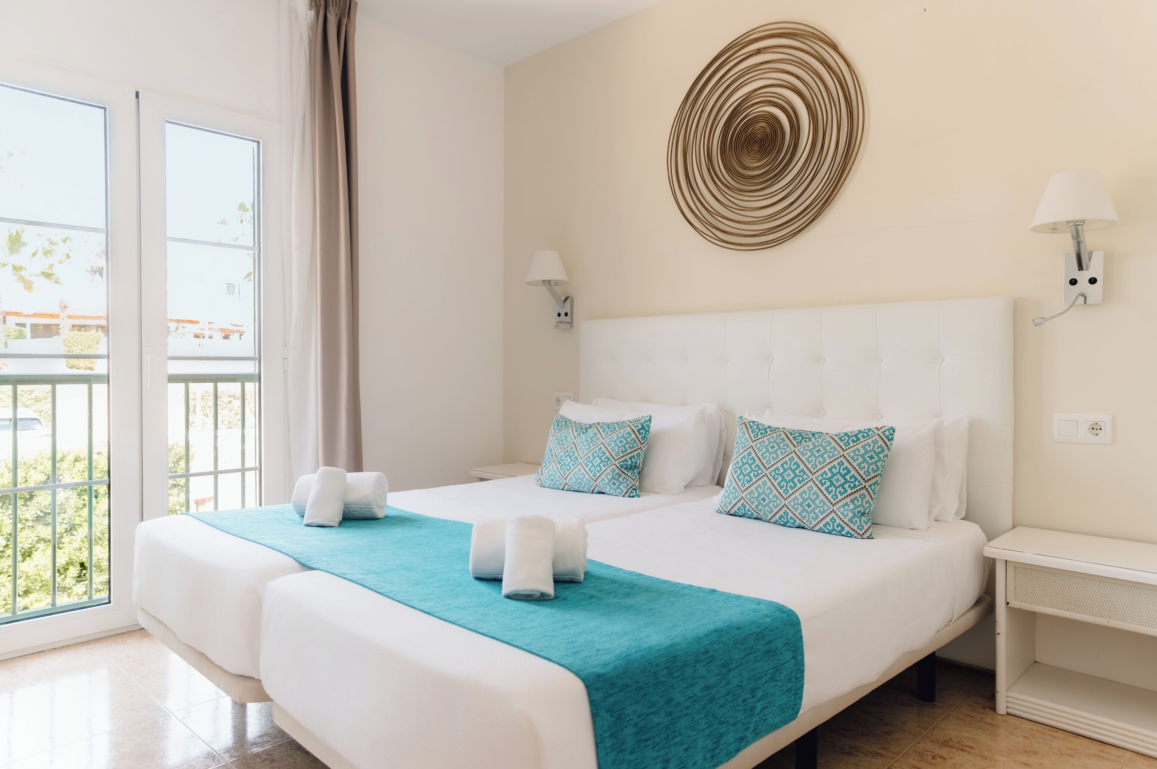 Coffres-forts dans les chambres, bureau, rideaux occultants