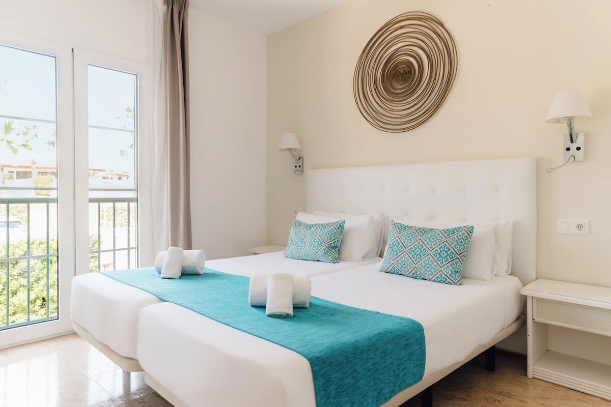 Apartment, 2 Bedrooms | 3 bilik tidur, peti besi dalam bilik, meja, langsir/tirai gelap terus