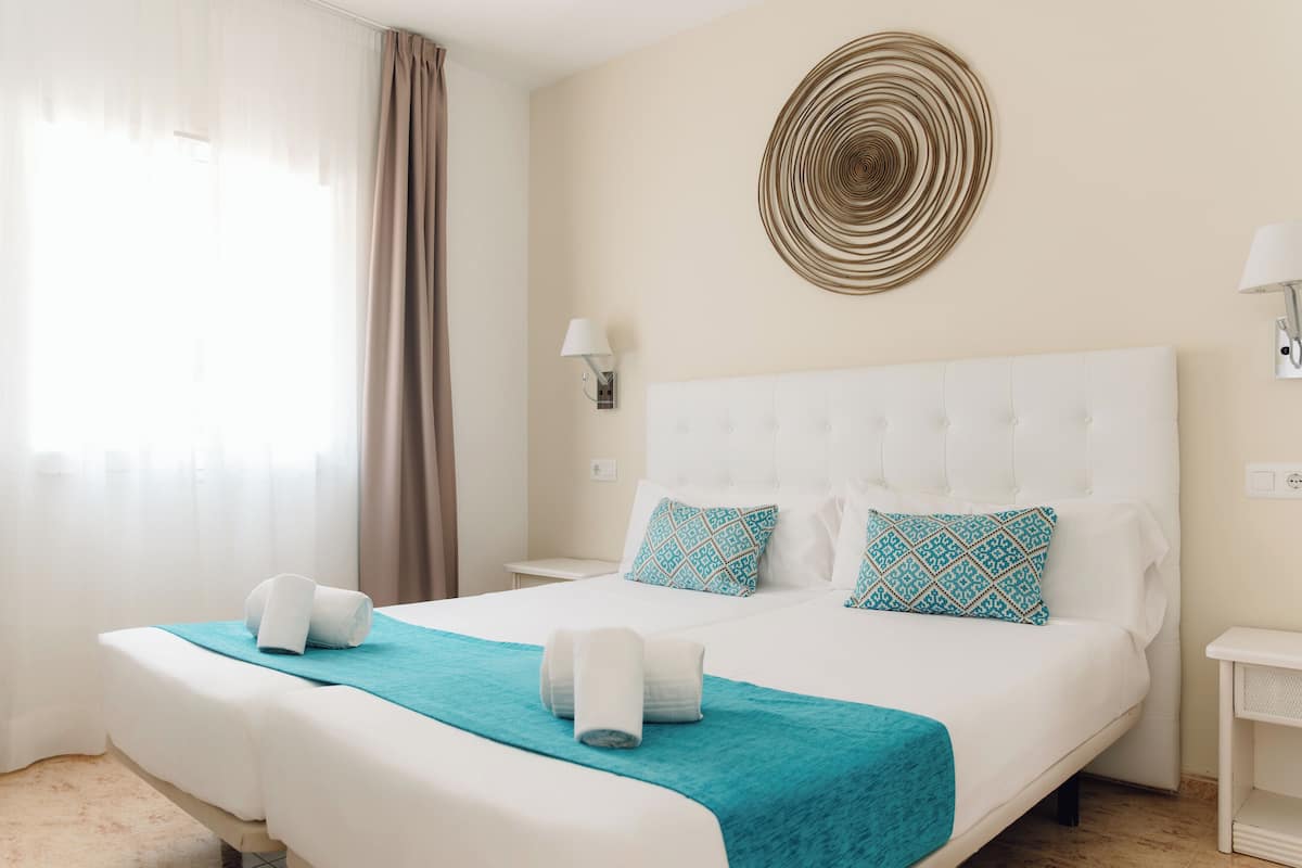 Suite, 1 Bedroom | 3 bilik tidur, peti besi dalam bilik, meja, langsir/tirai gelap terus