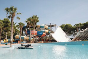 Parque acuático con varias toboganes y una zona de piscina.