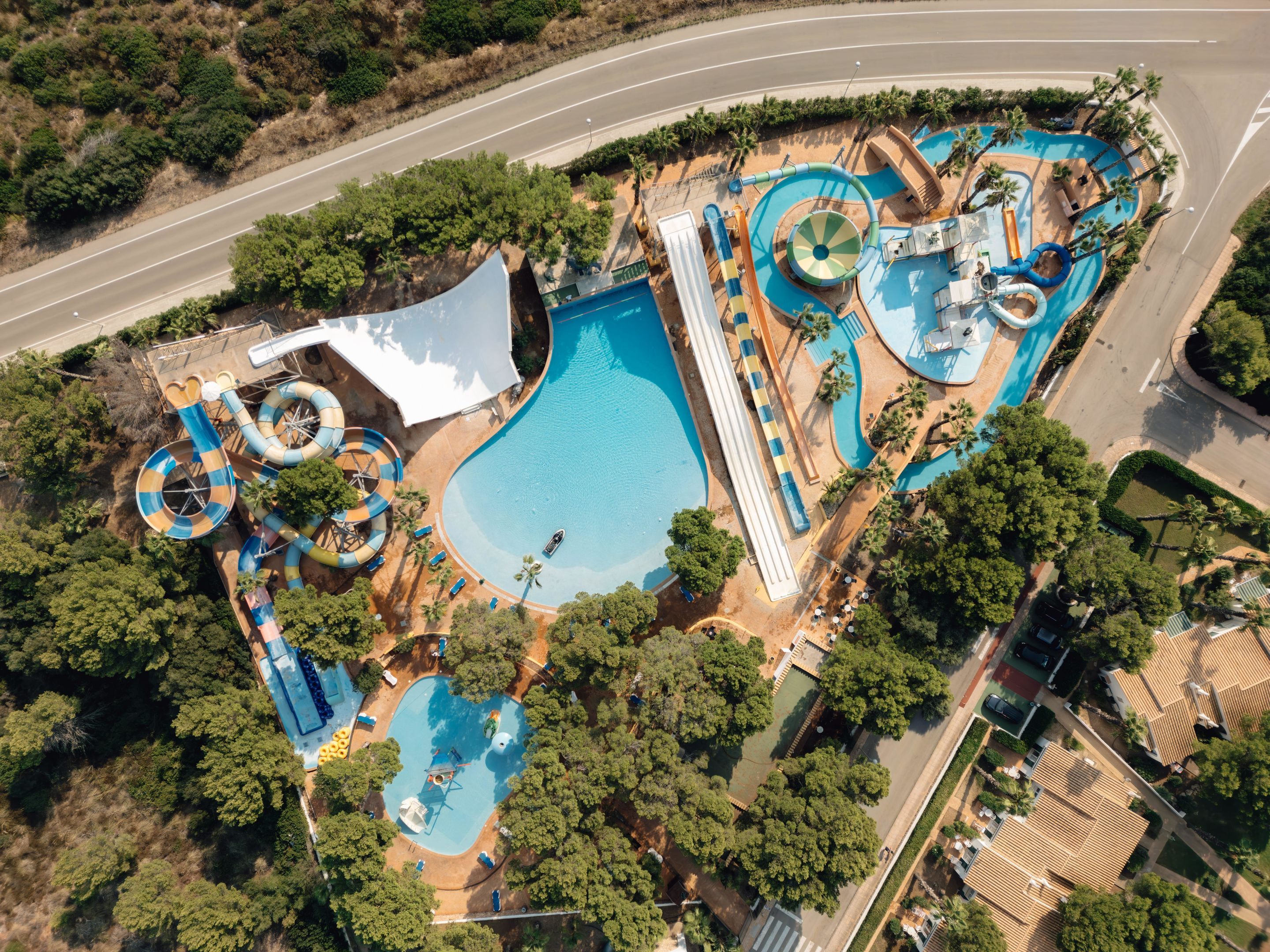 Eine Vogelperspektive eines Wasserparks mit mehreren Rutschen und Pools.