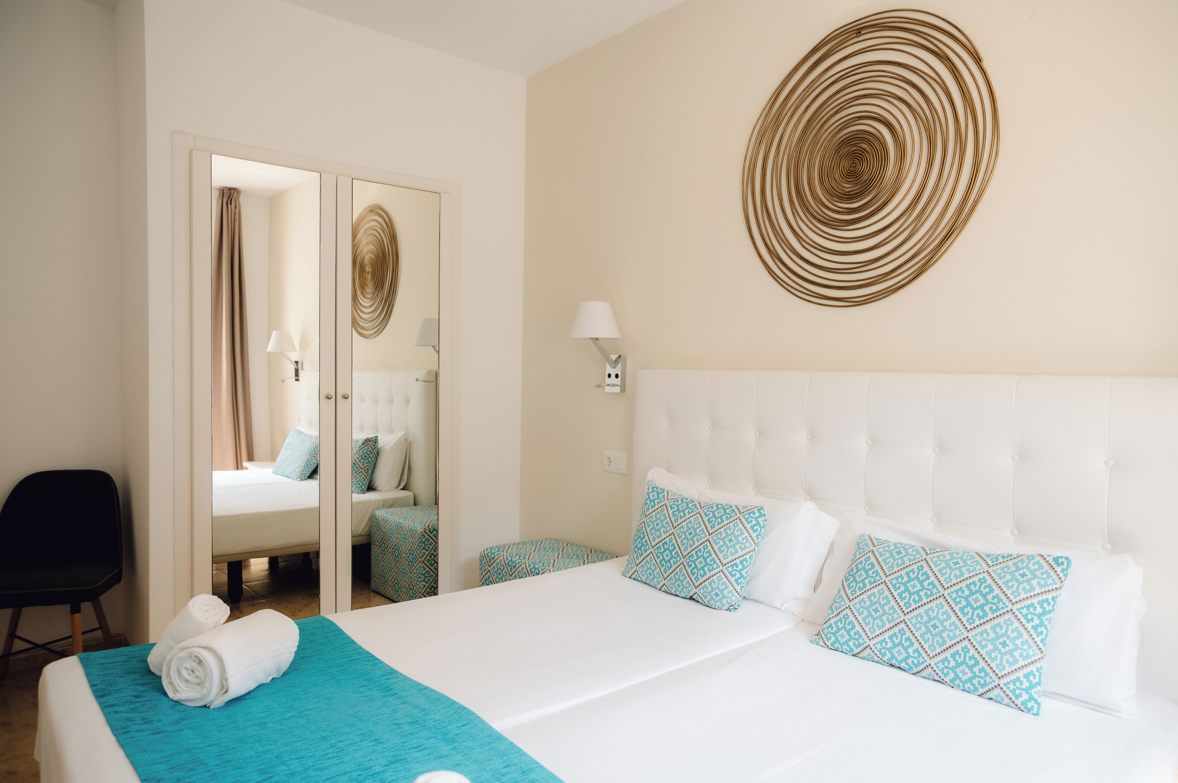 Coffres-forts dans les chambres, bureau, rideaux occultants