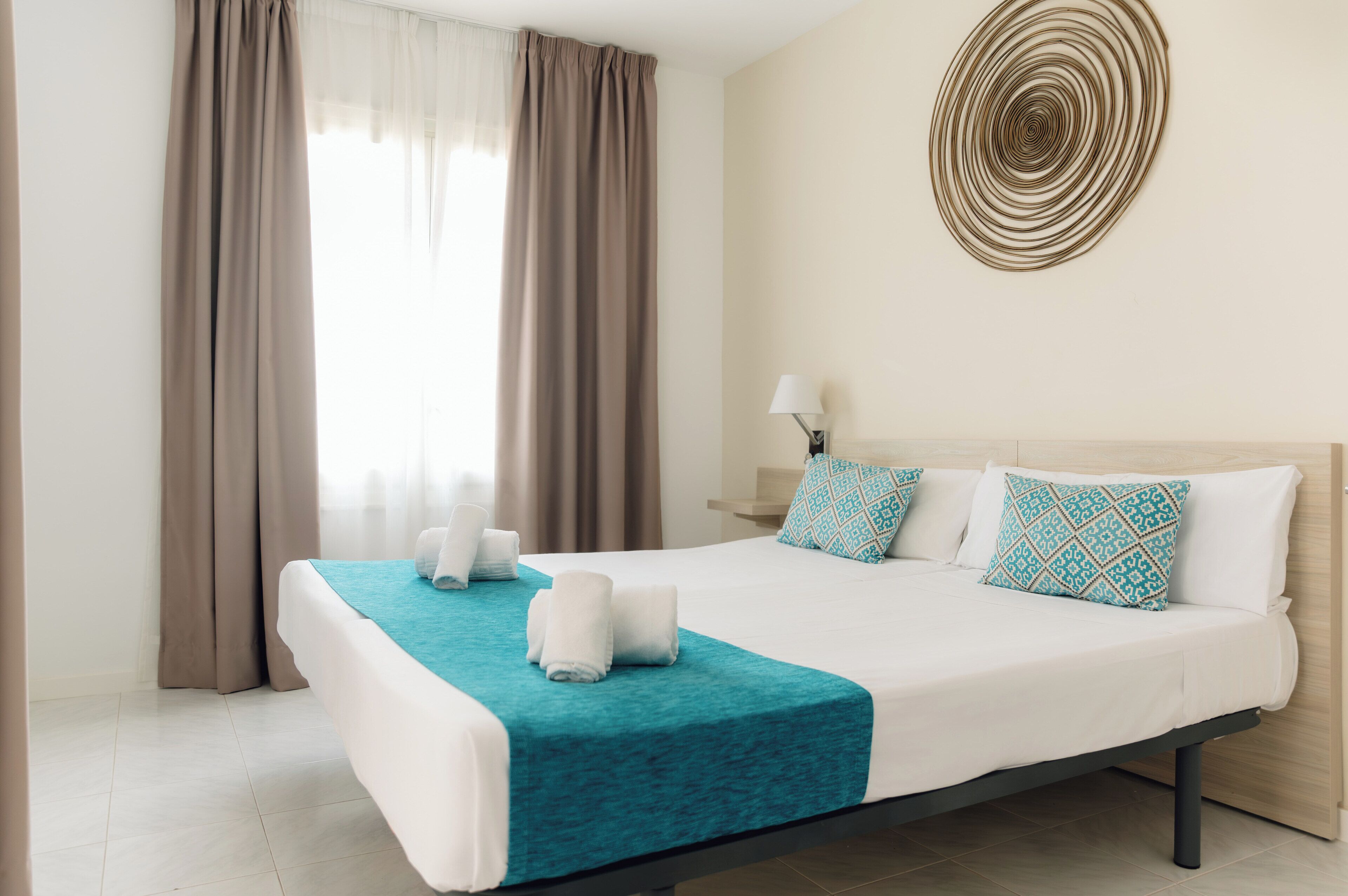 Coffres-forts dans les chambres, bureau, rideaux occultants