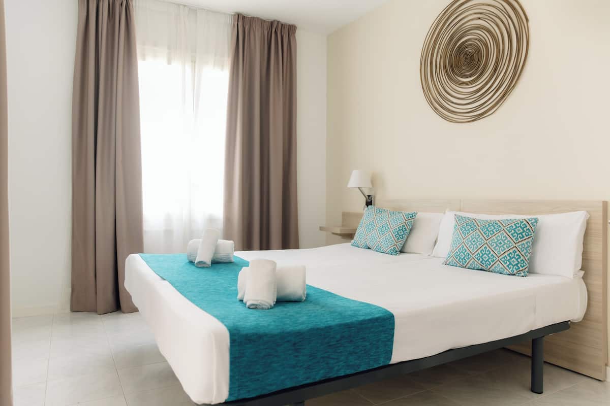 Apartment, 3 Bedrooms | 3 bilik tidur, peti besi dalam bilik, meja, langsir/tirai gelap terus