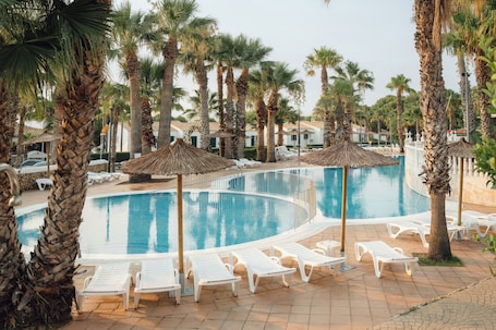 3 outdoor pools, pool umbrellas, pool loungers