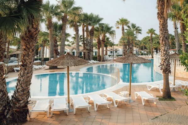 3 piscines extérieures, parasols, chaises longues