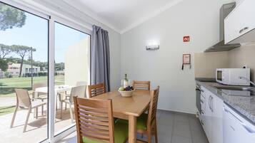Uma cozinha moderna com área de refeições, vista para o exterior e um sinal de segurança contra incêndio.