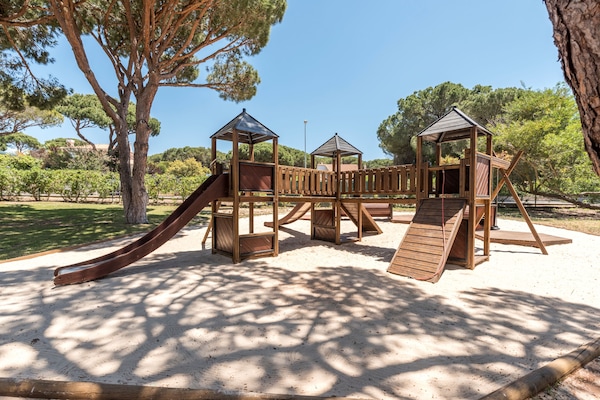 Área de juegos infantiles al aire libre