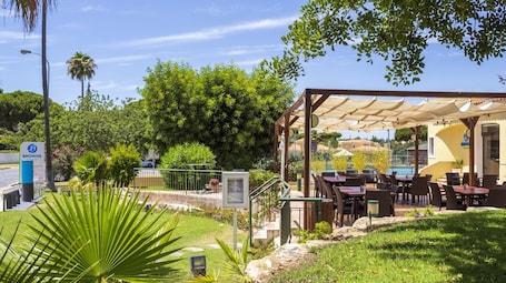 Desayuno buffet diario (EUR 10 por persona)