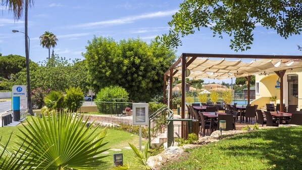 Petit déjeuner buffet (8 EUR par personne)