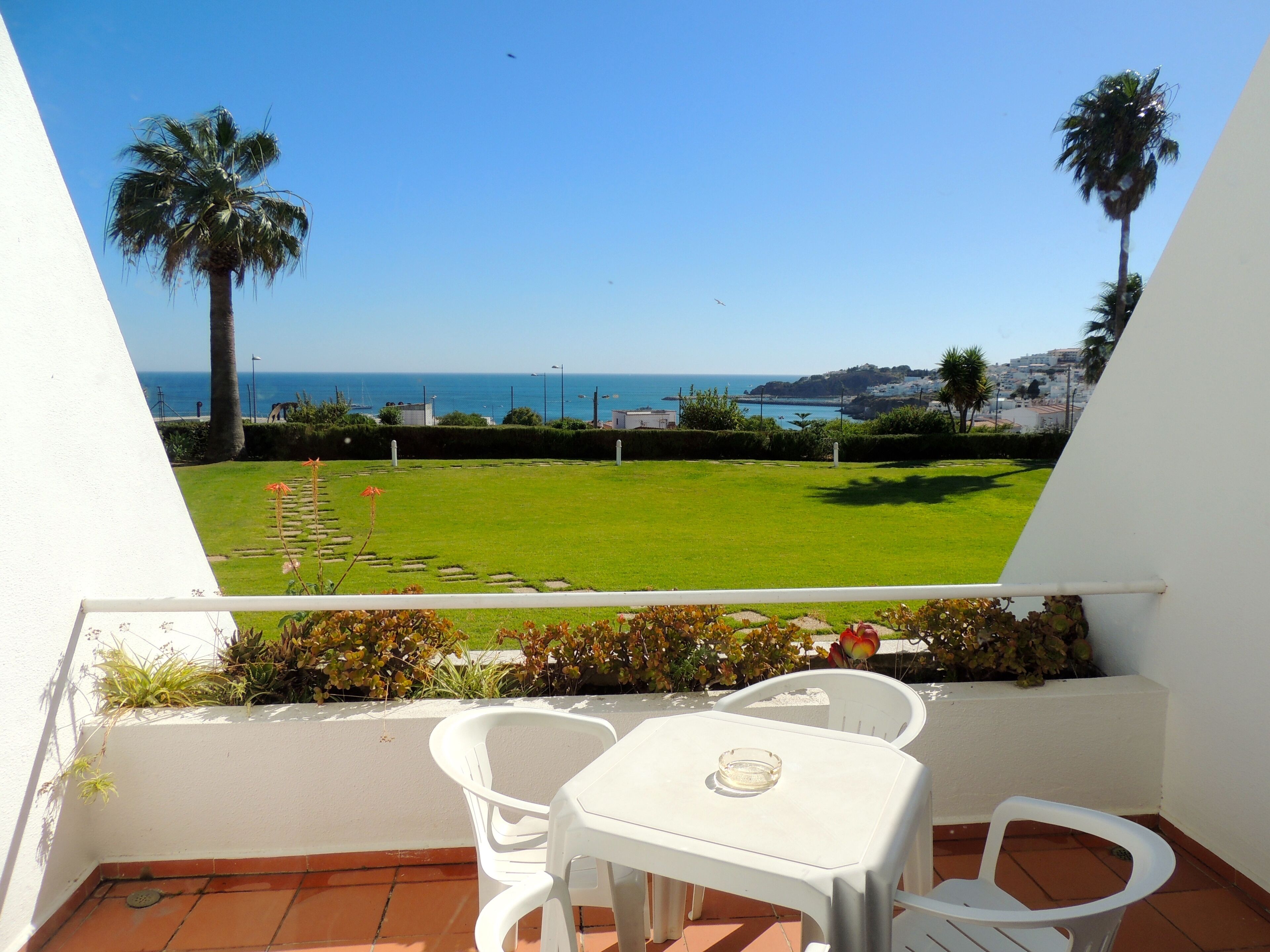 セーフティボックス (室内)、アイロン / アイロン台