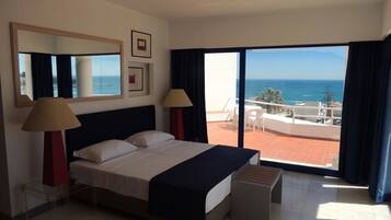 Caja de seguridad en la habitación y tabla de planchar con plancha