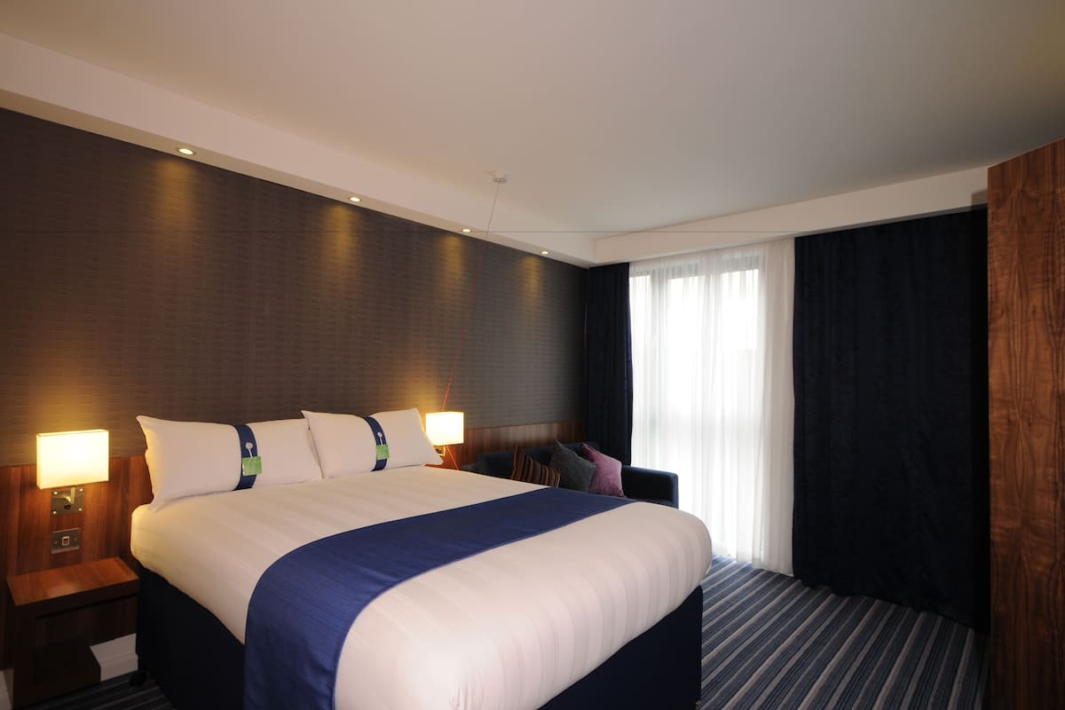 standard room, 1 double bed, accessible | desk, blackout curtains, soundproofing, iron/ironing board