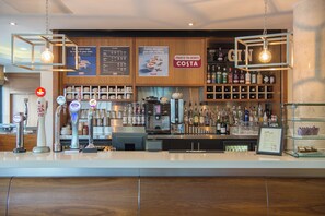 Alfresco dining, serves breakfast and dinner - Holiday Inn Express Sheffield City Centre by IHG (Sheffield)