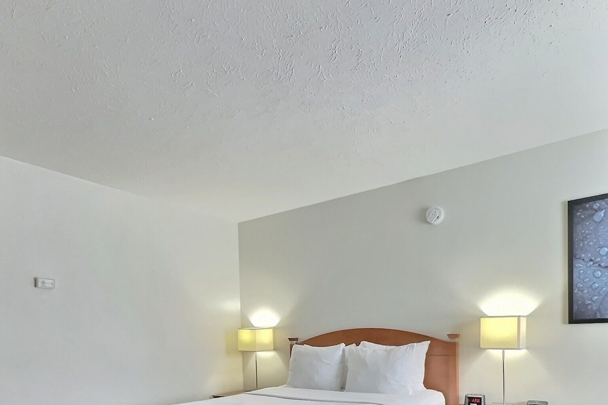 Premium bedding, desk, blackout drapes, soundproofing