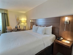 Business Room, 1 King Bed, Non Smoking | Premium bedding, desk, blackout drapes, soundproofing