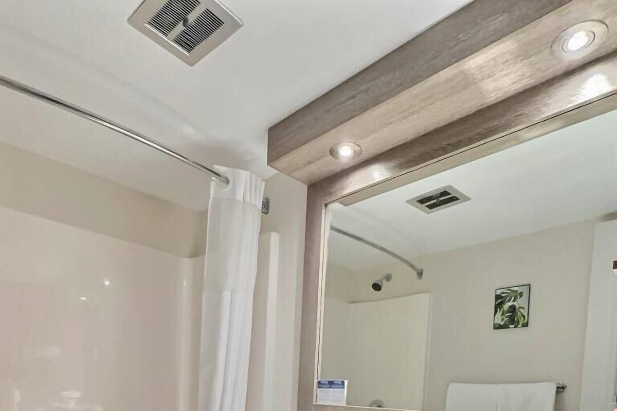 combined shower/bathtub, free toiletries, hair dryer, towels