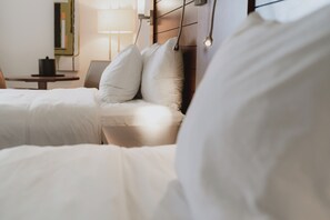 Quarto empresarial, 2 camas de casal, para não fumantes | Roupas de cama premium, escrivaninha, cortinas blackout