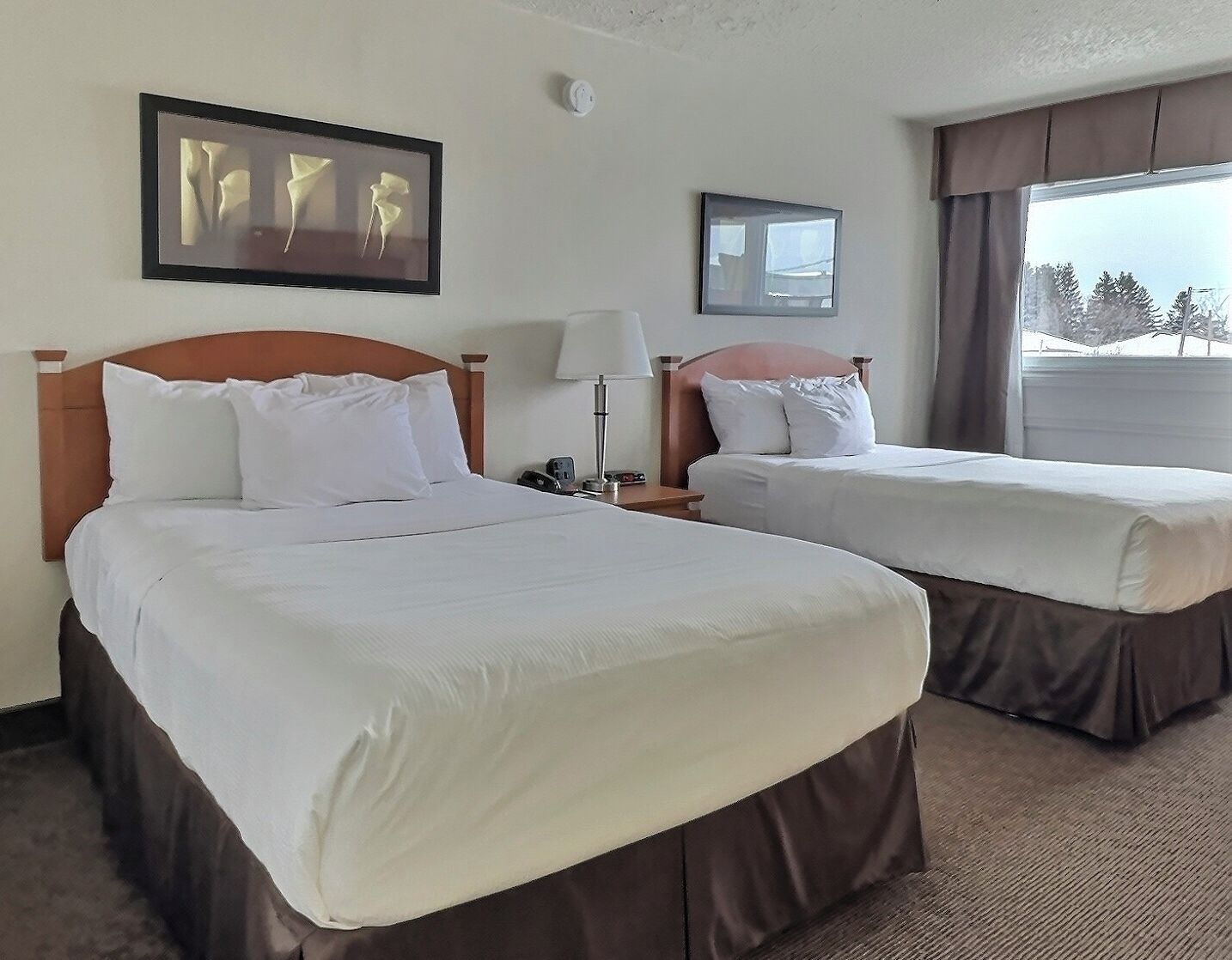 Deluxe-huone, 2 parisänkyä, tupakointi kielletty | Ylelliset vuodevaatteet, työpöytä, pimennysverhot, äänieristys