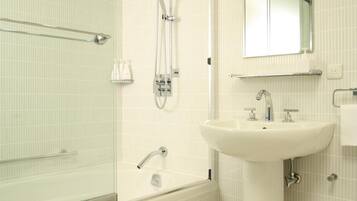 Ducha, artículos de higiene personal gratuitos y secador de pelo