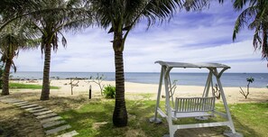 Praia particular, espreguiçadeiras, guarda-sóis 