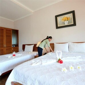 Minibar, brankas, meja kerja, dan Wi-Fi gratis