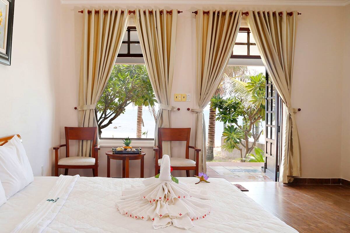 Bungalow, quang cảnh biển | Minibar, két bảo mật tại phòng, bàn 