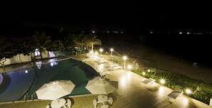 Kolam renang outdoor, dengan kursi berjemur