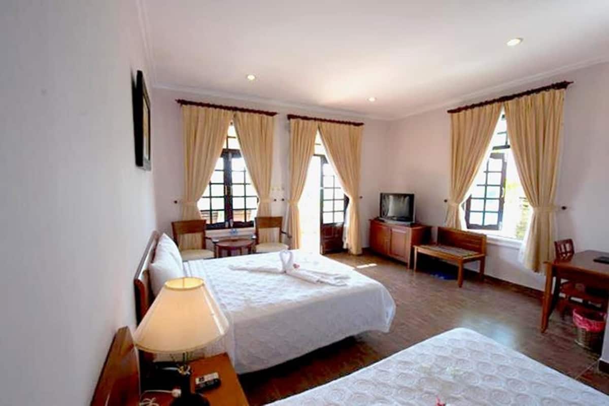 Bungalow, vista al jardín | Minibar, caja de seguridad en la habitación, escritorio y wifi gratis
