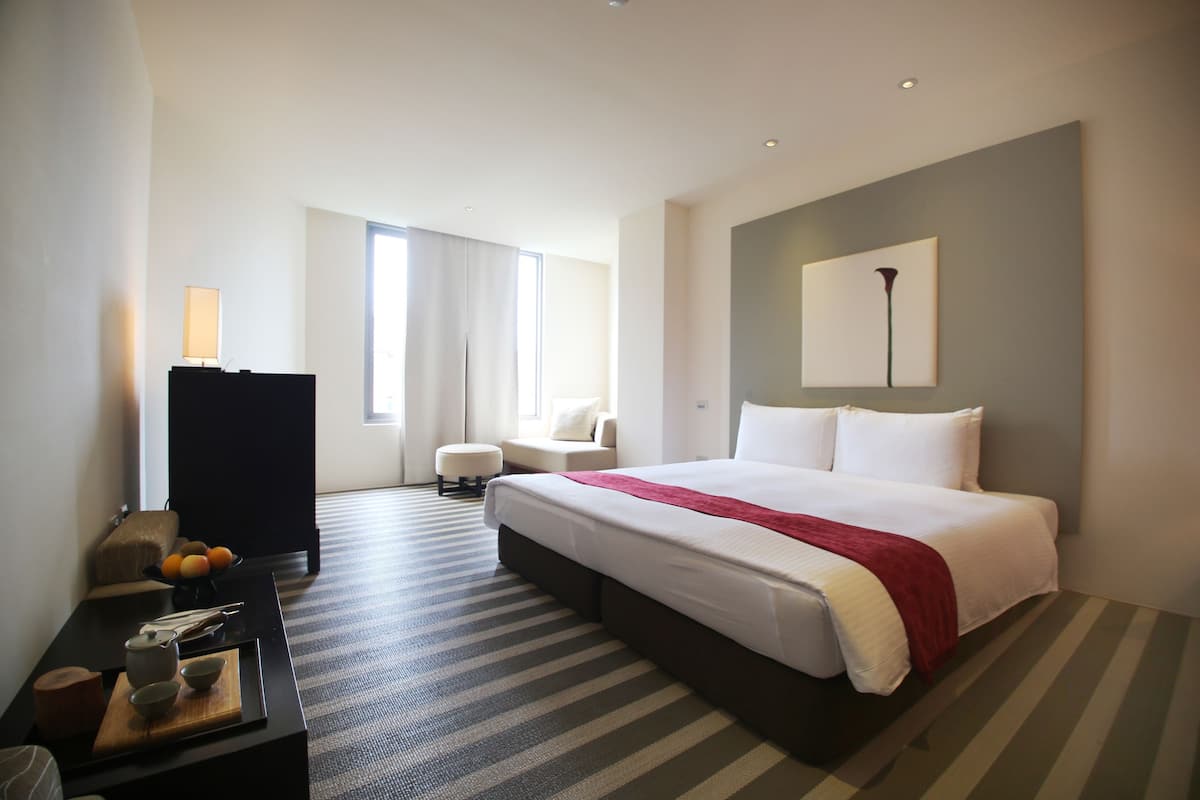 1 bedroom, in-room safe, desk, blackout curtains