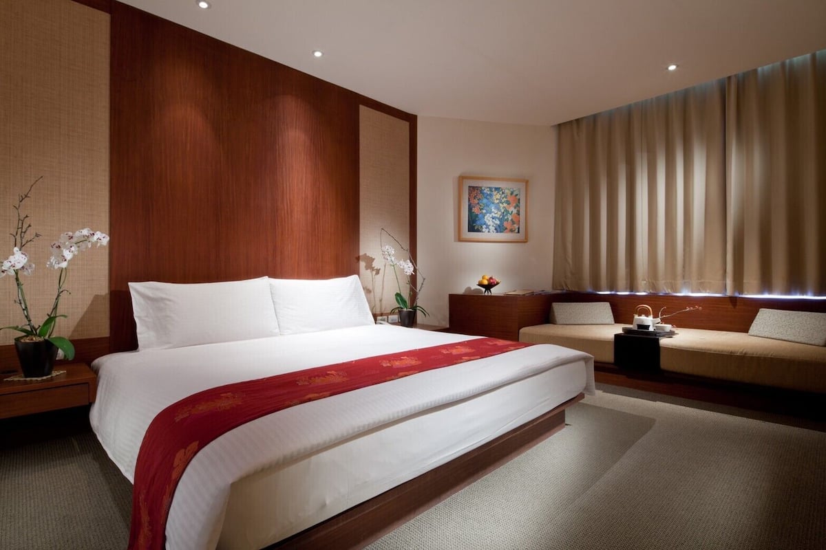 1 bedroom, in-room safe, desk, blackout curtains