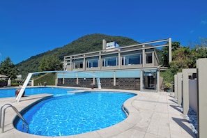 室外游泳池，提供泳池遮陽傘和日光浴躺椅