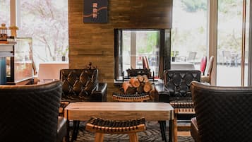 2 restaurantes; se sirve desayuno, almuerzo y cena