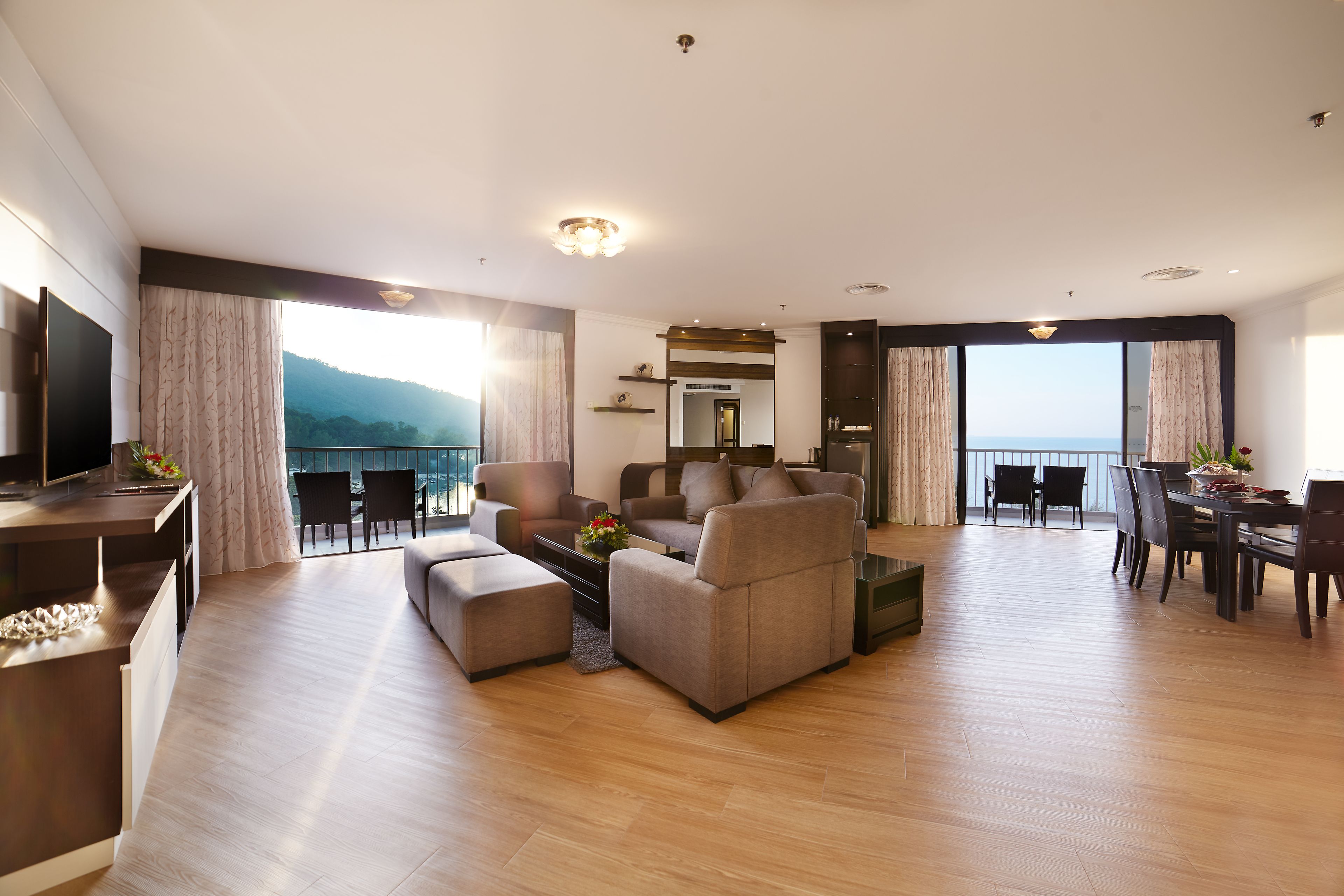 Executive Suite, 1 King Bed, Hill View | Living area | LED TV