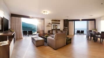 Suite ejecutiva, 1 cama King size, vista a la colina | Área de sala de estar | Televisión LED