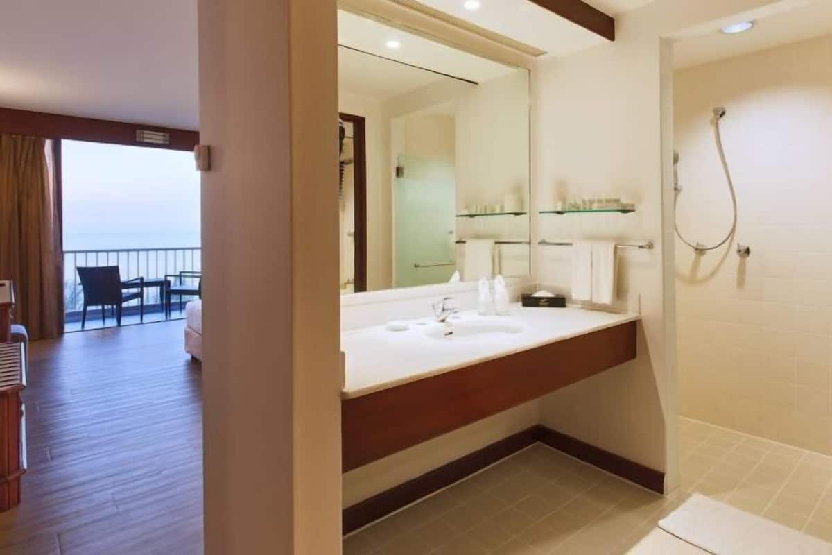 Badeværelse | Gratis toiletartikler, hjemmesko, bidet, håndklæder