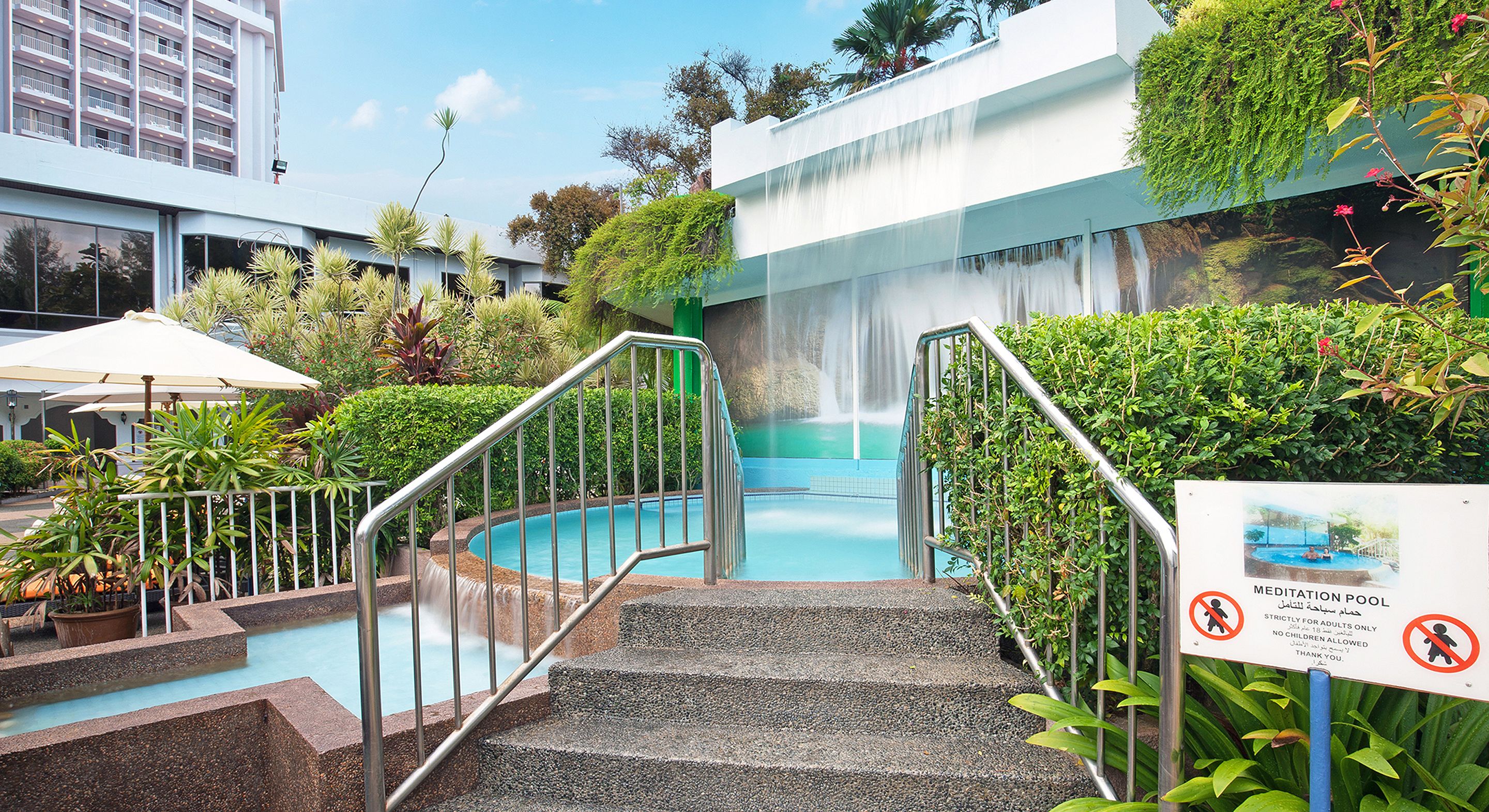 3 piscines extérieures