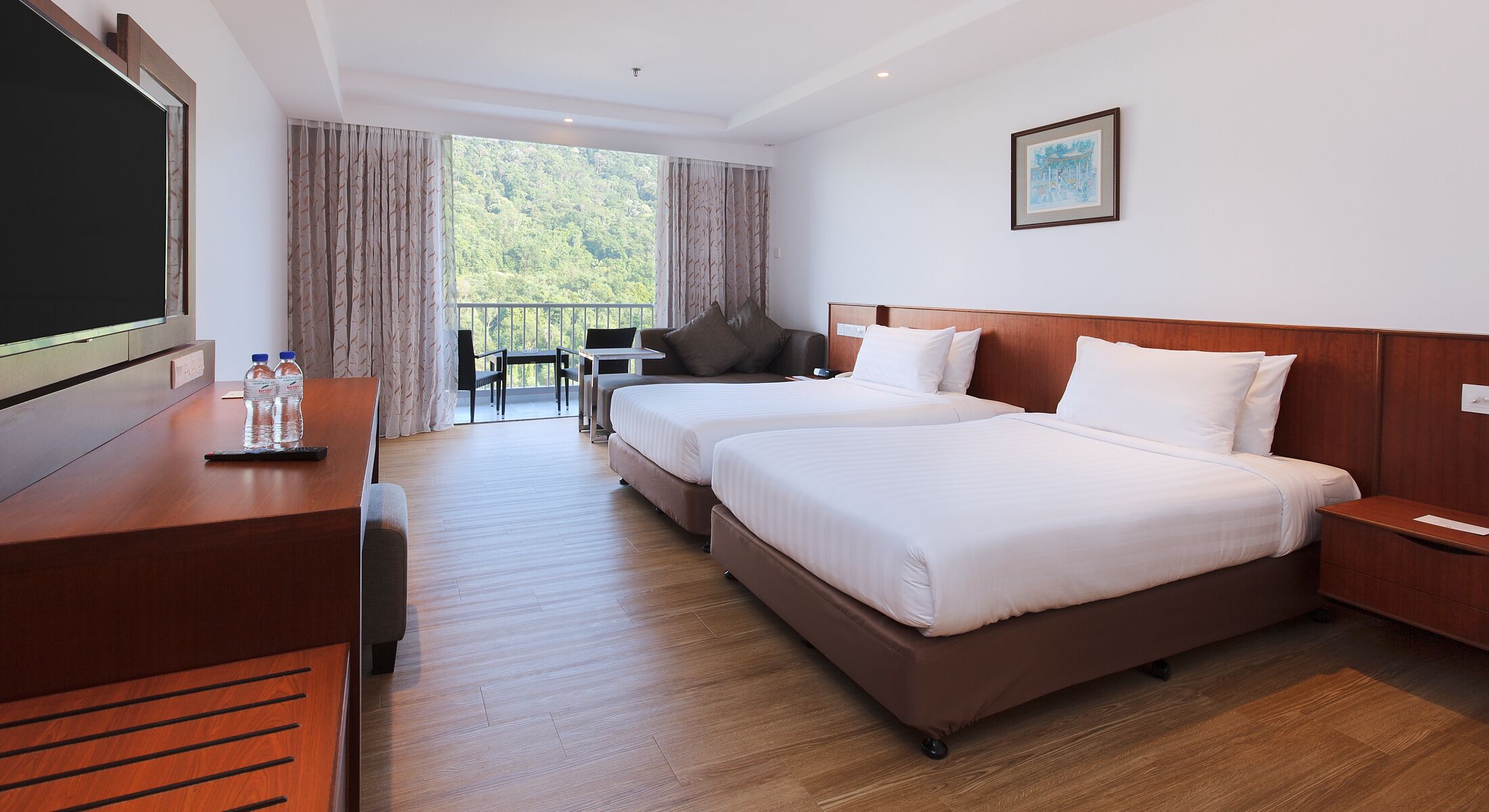 Minibar, iron/ironing board, free WiFi, bed sheets