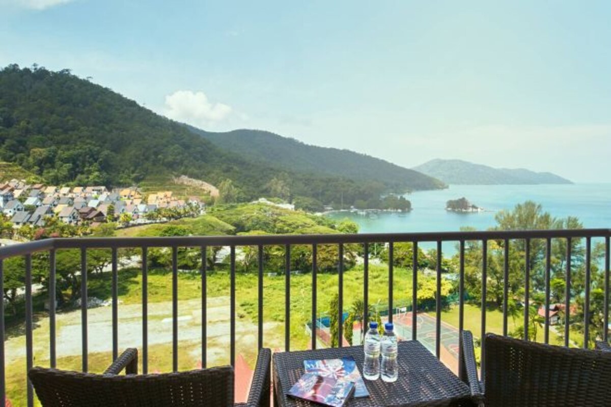 Deluxe Twin Room with Side Sea View