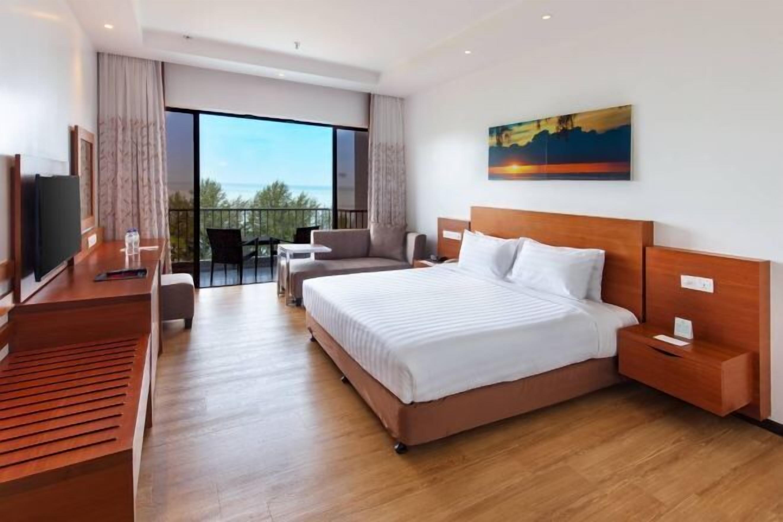 Minibar, iron/ironing board, free WiFi, bed sheets