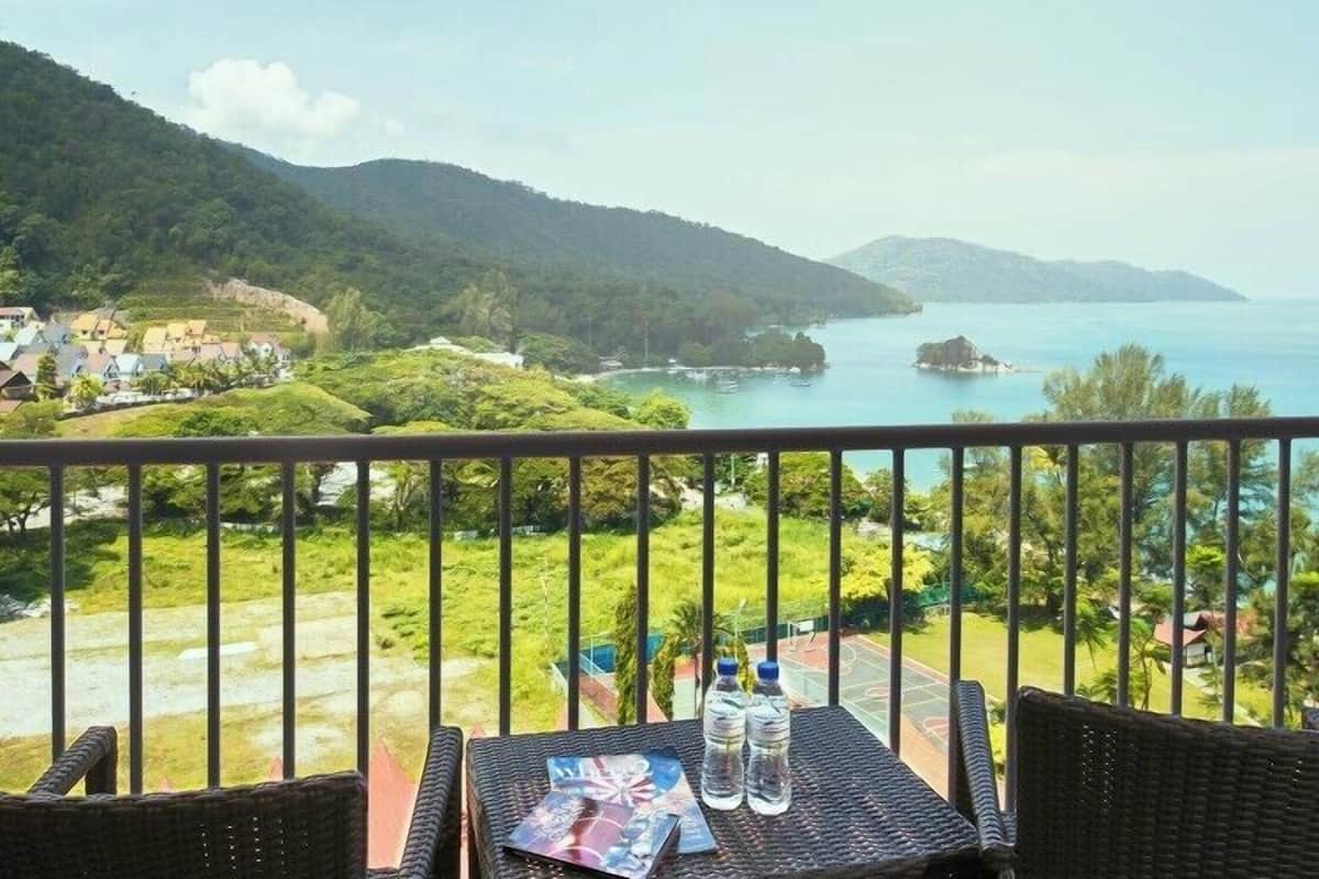 Minibar, iron/ironing board, WiFi (free), bed sheets