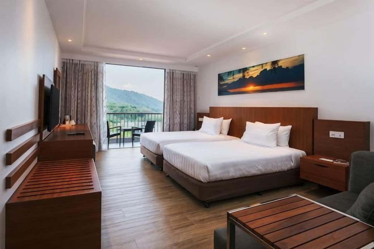 Minibar, iron/ironing board, free WiFi, bed sheets