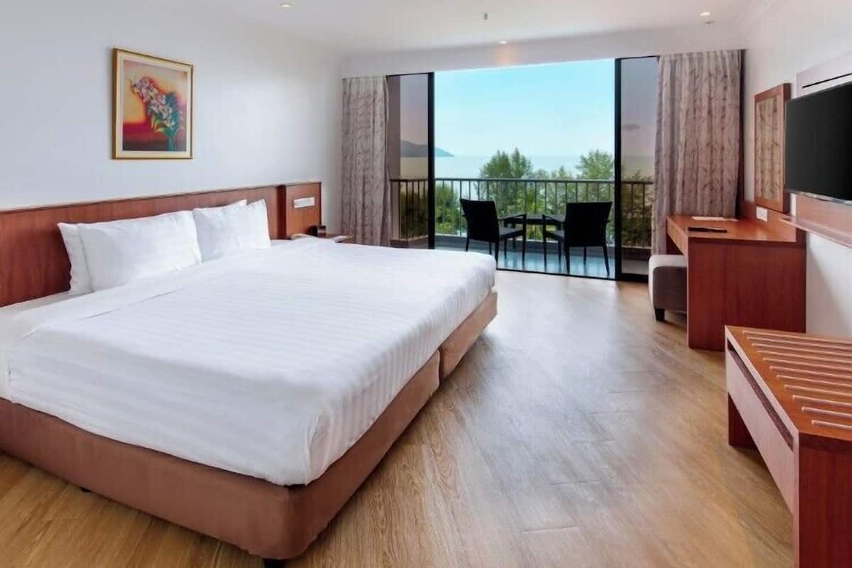 Suite, 1 King Bed, Sea View | Minibar, iron/ironing board, WiFi (free), bed sheets