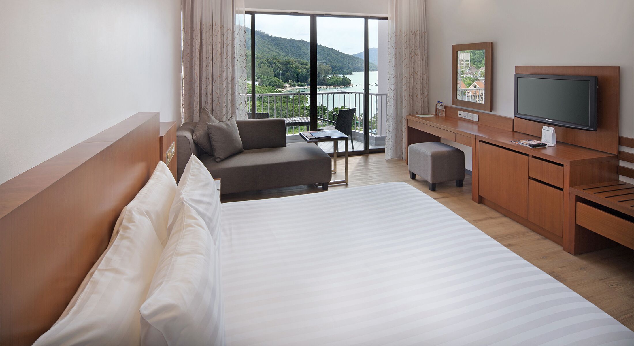 Minibar, iron/ironing board, free WiFi, bed sheets