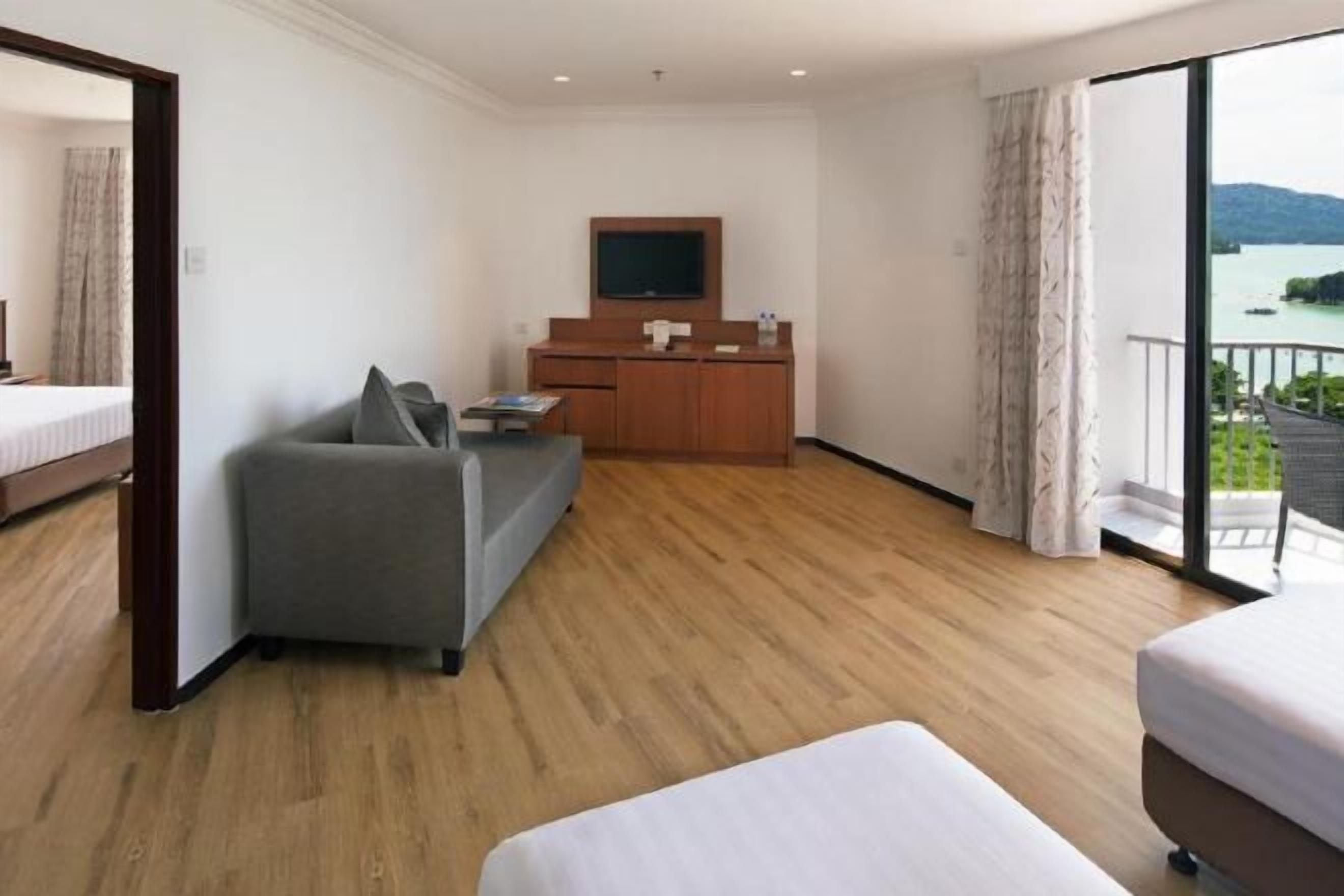 Minibar, iron/ironing board, free WiFi, bed sheets