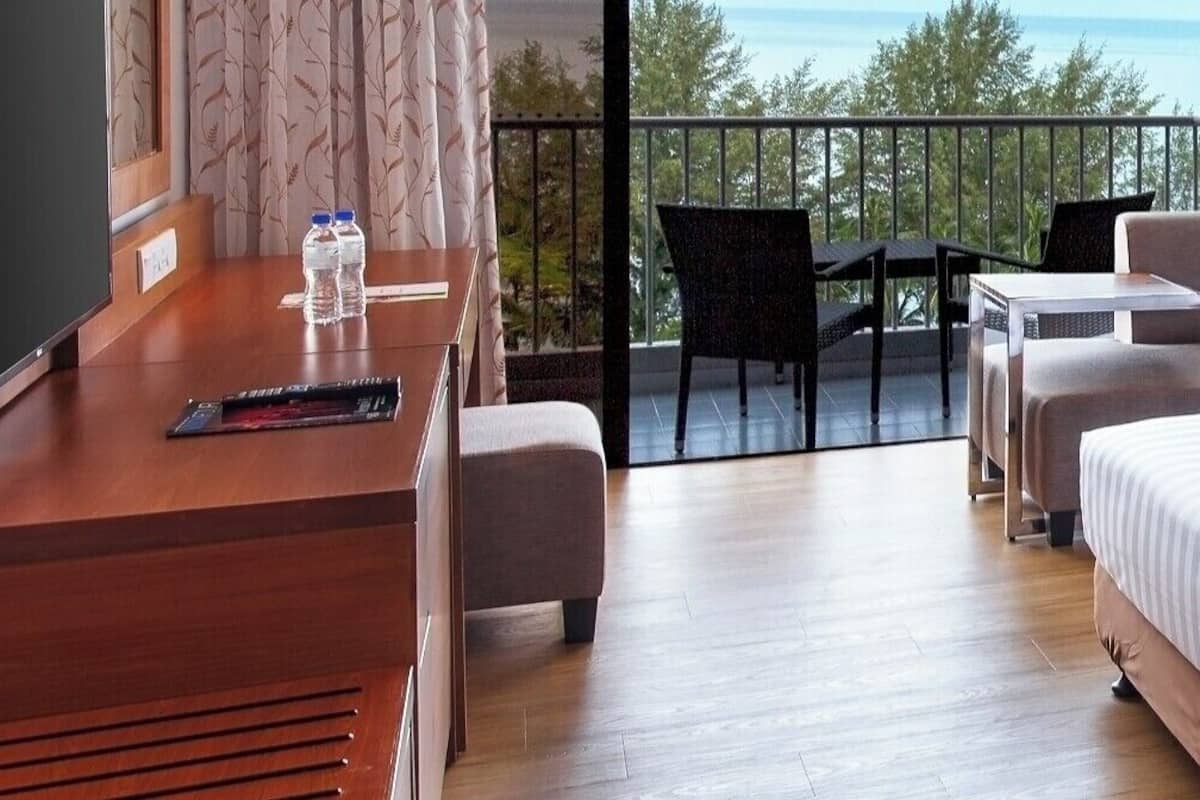 Deluxe Room, 1 King Bed, Sea View (Grand) | Minibar, iron/ironing board, WiFi (free), bed sheets