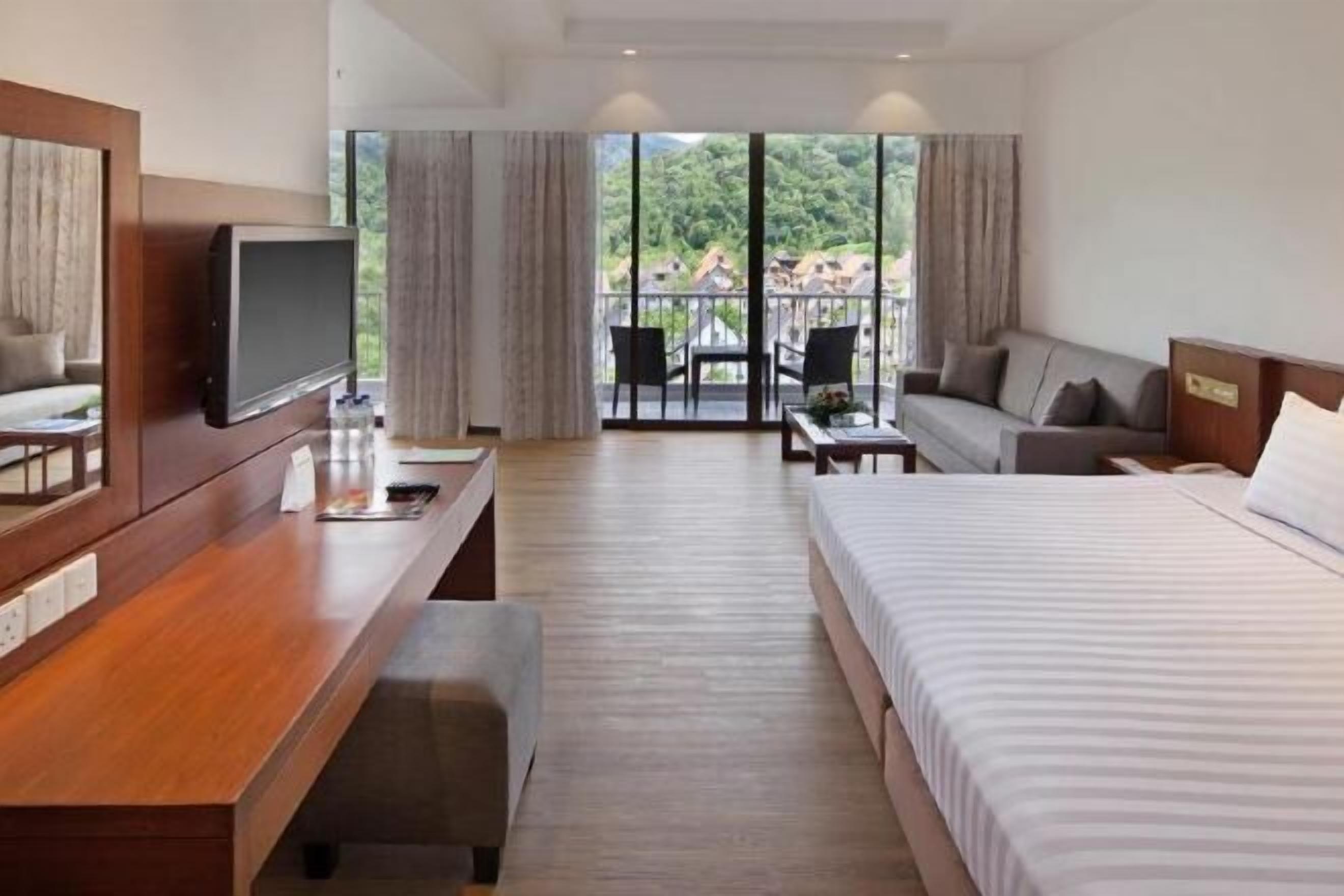 Minibar, iron/ironing board, free WiFi, bed sheets