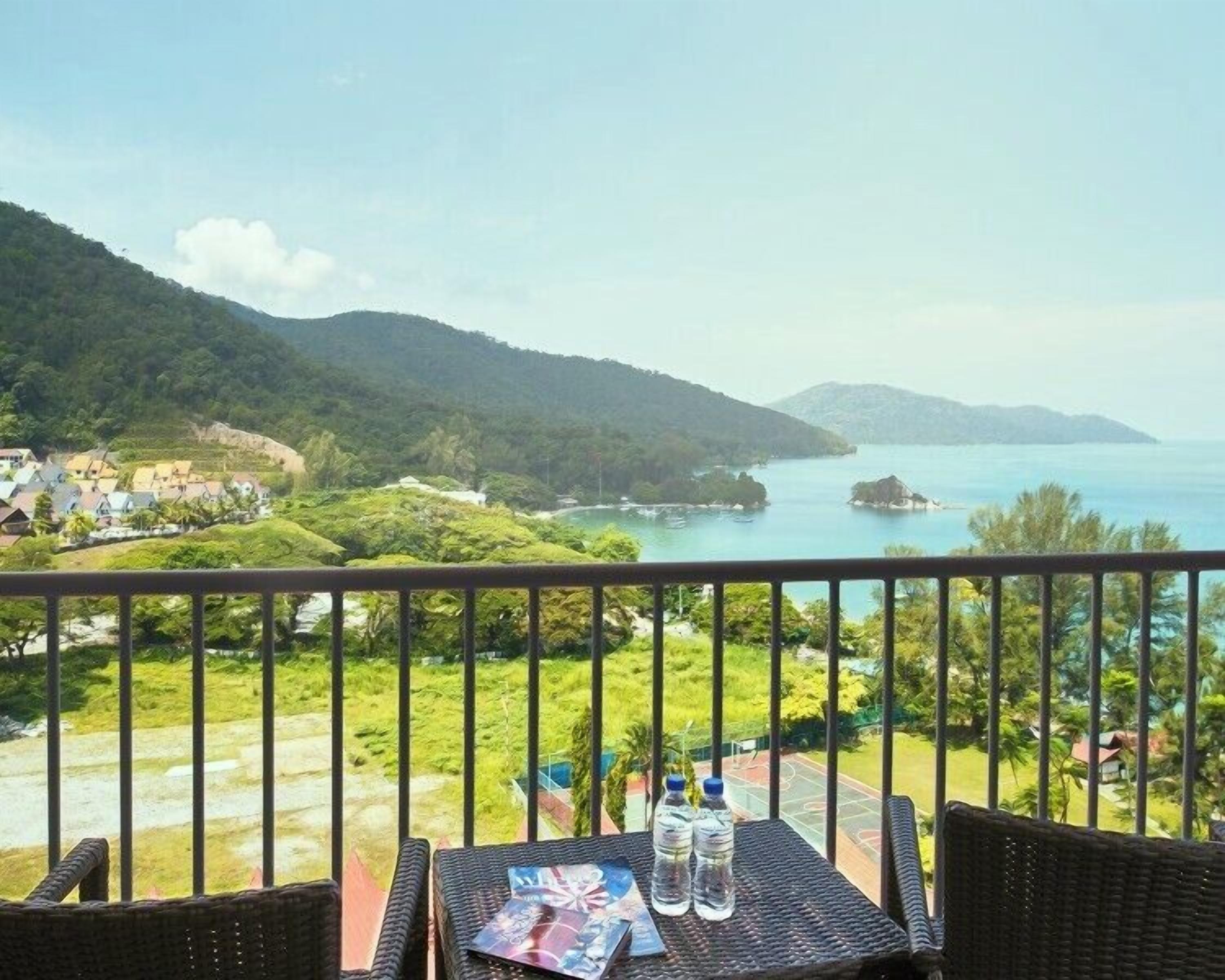 Deluxe Room, 1 King Bed, Partial Sea View.