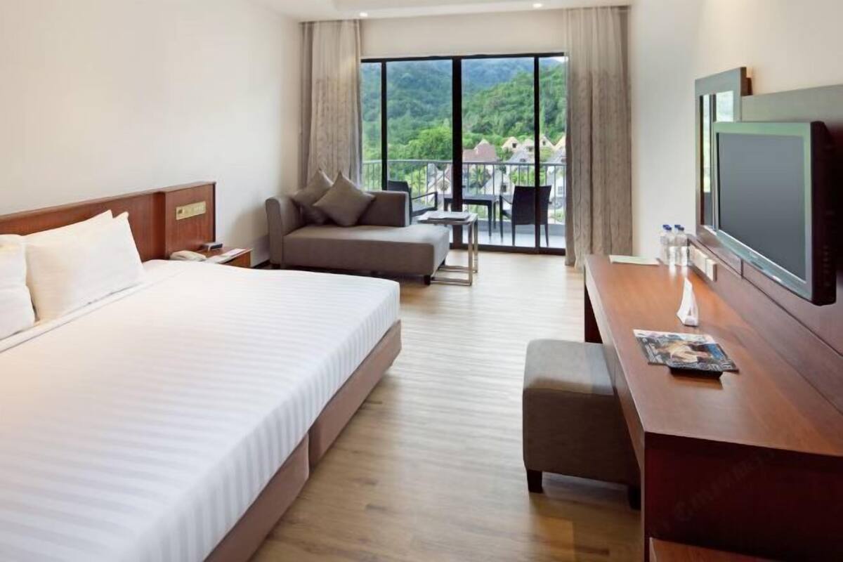 Minibar, iron/ironing board, free WiFi, bed sheets