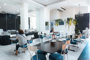 Se ofrece un desayuno típico de la región (300 PHP por persona)
